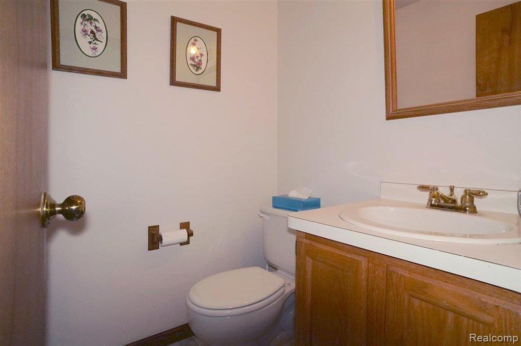 12188 Hibner Road Hartland, MI 48353 - Photo 11 of 25 Half bath