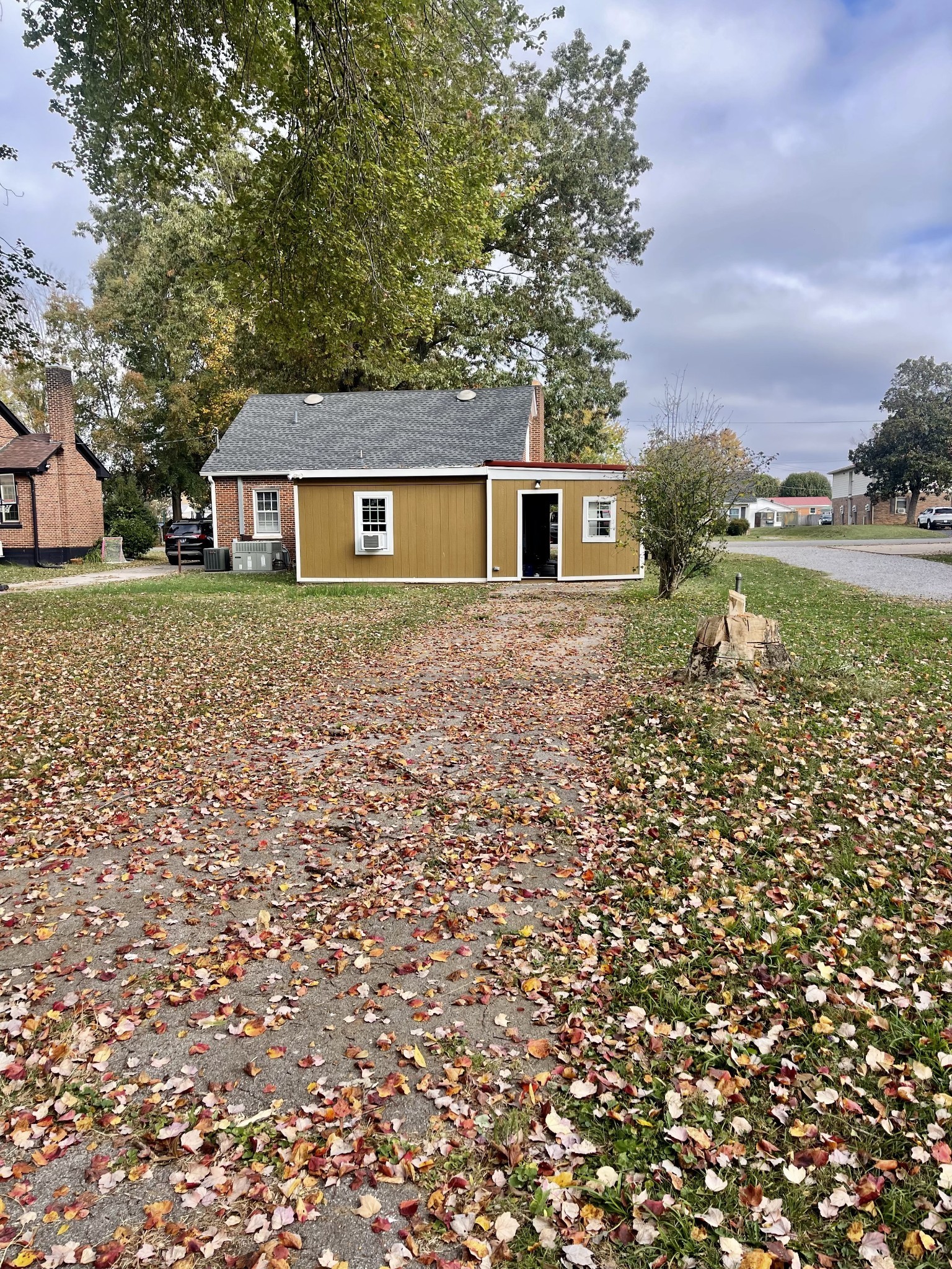 209 Frank Street Lawrenceburg, TN 38464 - Photo 5 of 34 a front view of a house with garden