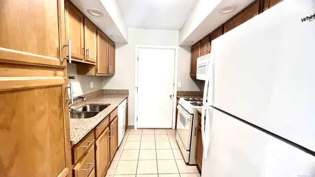 $2,150 | 16 Maple Street, Unit 3, Vernon Rockville, CT 06066