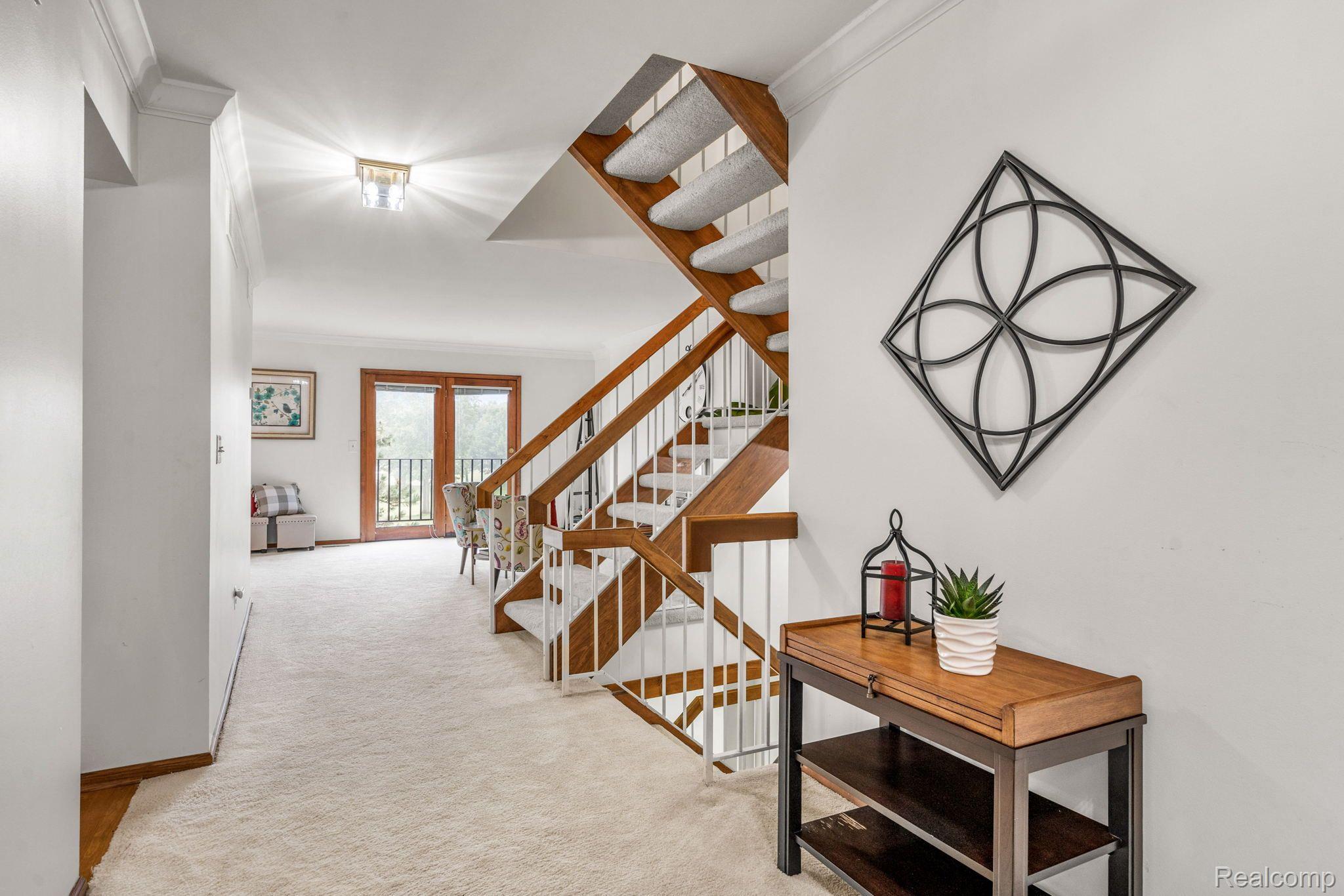 AWESOME SPACIOUS FOYER
