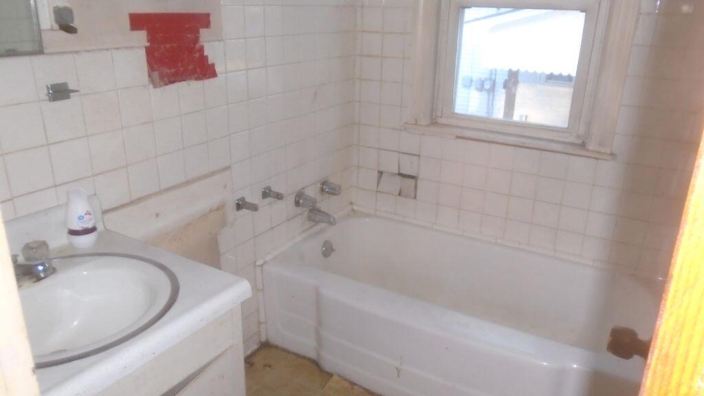 72 Yeaton Street Waterville, ME 04901 - Photo 5 of 18 5 1st floor bath