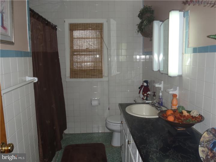 890 Ritz Avenue Hamilton, NJ 08610 - Photo 13 of 18 Bathroom