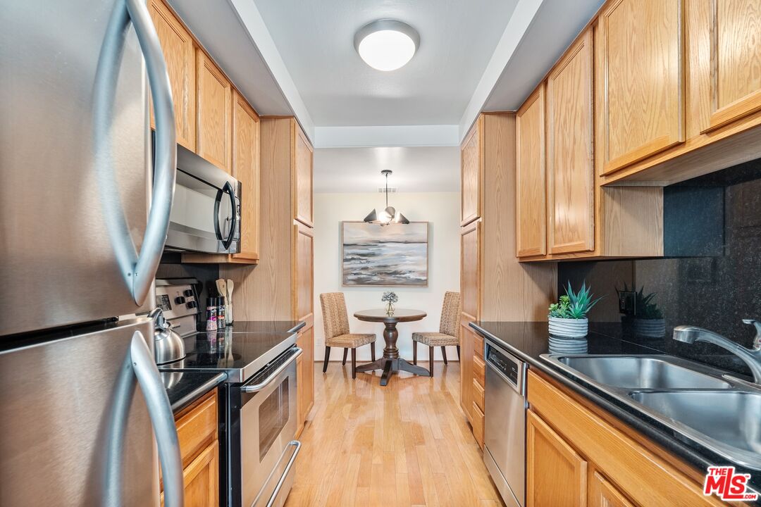 306 Bora Bora Way, Unit 305 Marina del Rey, CA 90292 - Photo 8 of 27