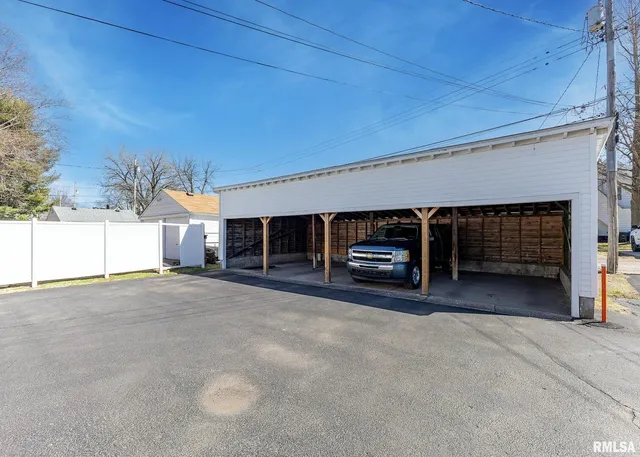 a view of entrance front of the house