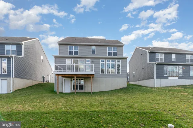 a view of house with front yard