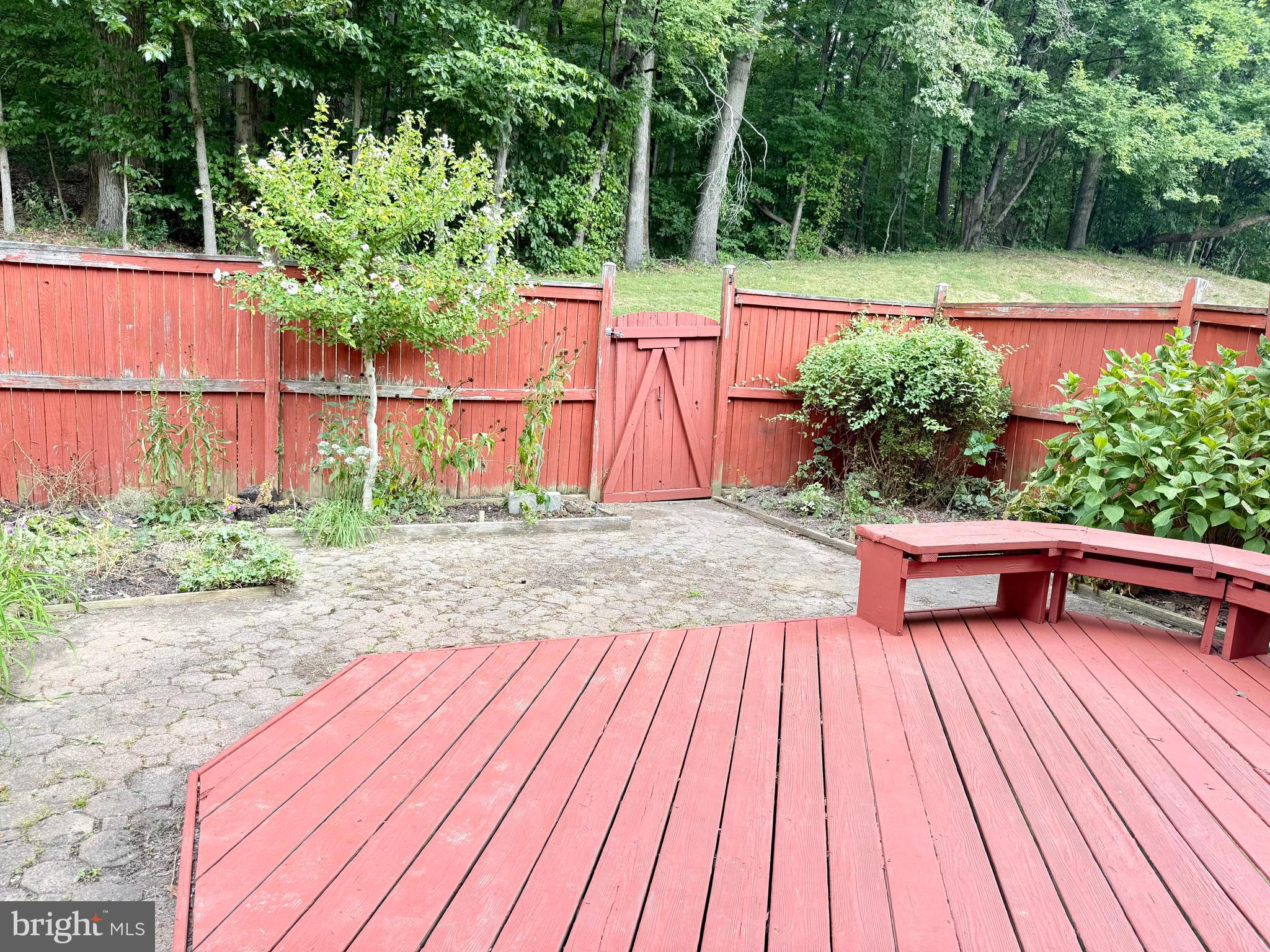 6029 Selwood Place Springfield, VA 22152 - Photo 15 of 16 a view of a backyard with sitting area