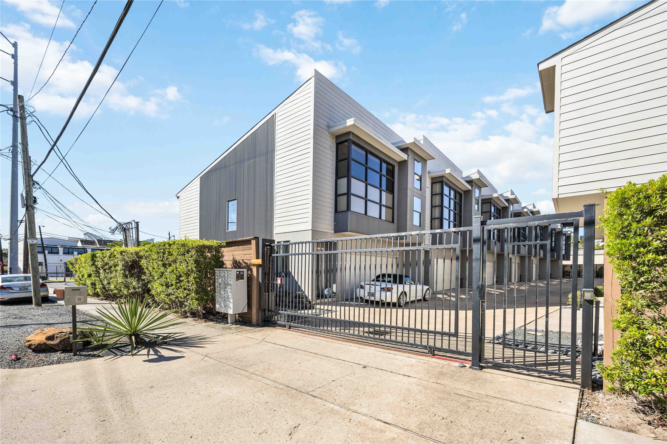 1023 Bonner Street, Unit 1023 Houston, TX 77007 - Photo 2 of 24 Small GATED enclave of homes conveniently off of Washington Ave!