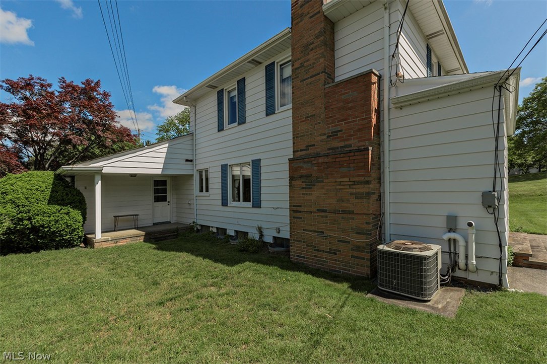 24276 Laureldale Road Shaker Heights, OH 44122 - Photo 3 of 27