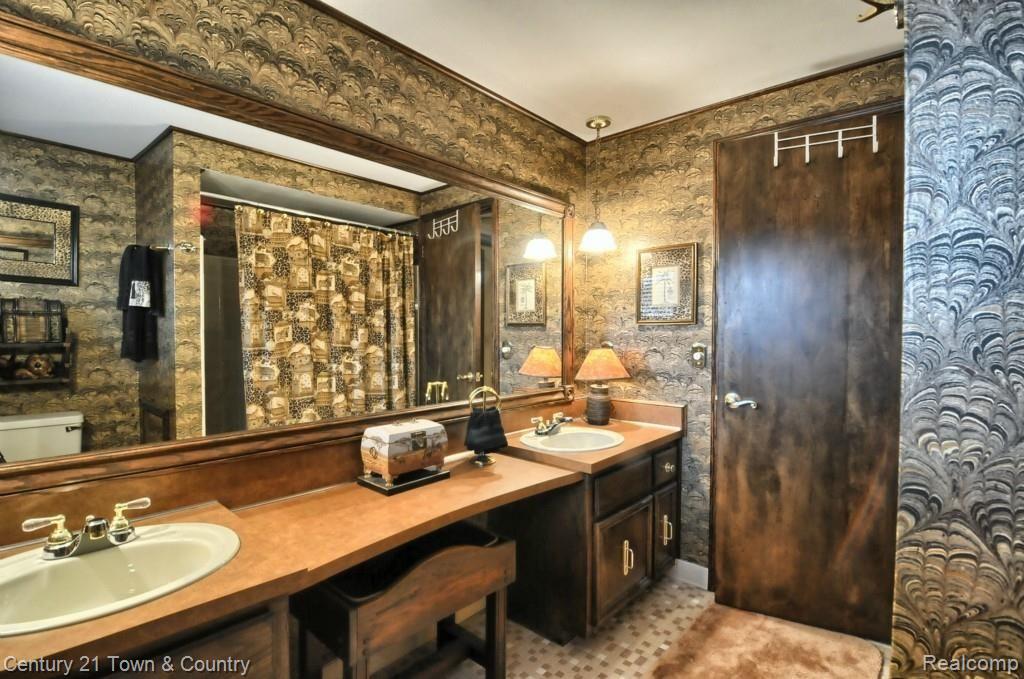1944 Mapleridge Road Rochester, MI 48309 - Photo 18 of 36 Bathroom_2nd_View.jpg