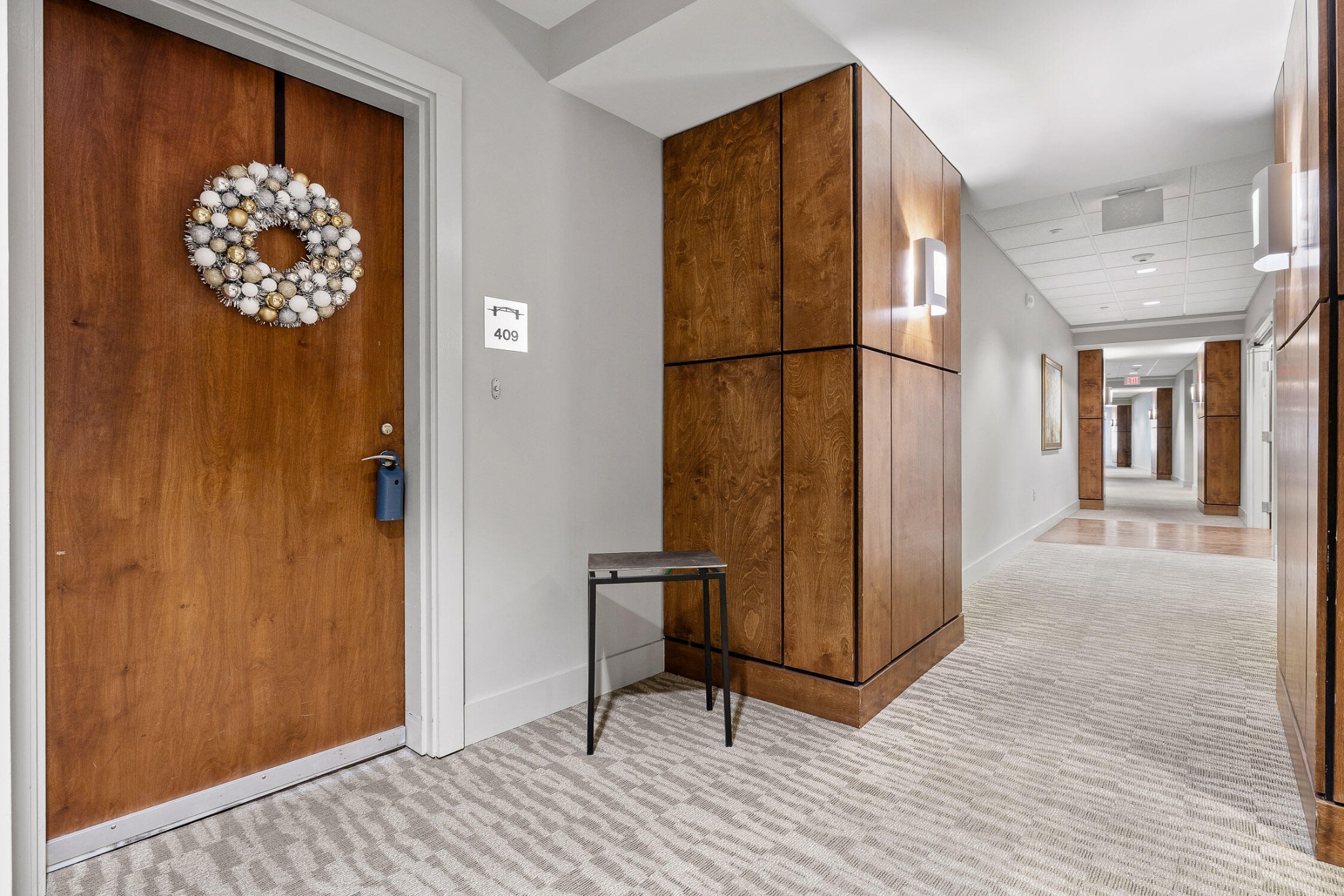4 Cherokee Blvd., Unit 409 Chattanooga, TN 37405 - Photo 23 of 36 a view of a hallway with wooden floor and a chandelier