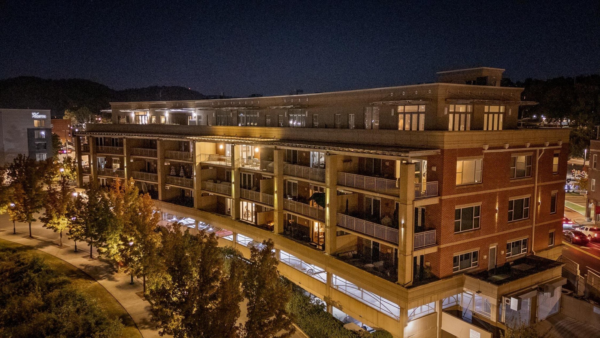 4 Cherokee Blvd., Unit 409 Chattanooga, TN 37405 - Photo 35 of 36 a view of a large building