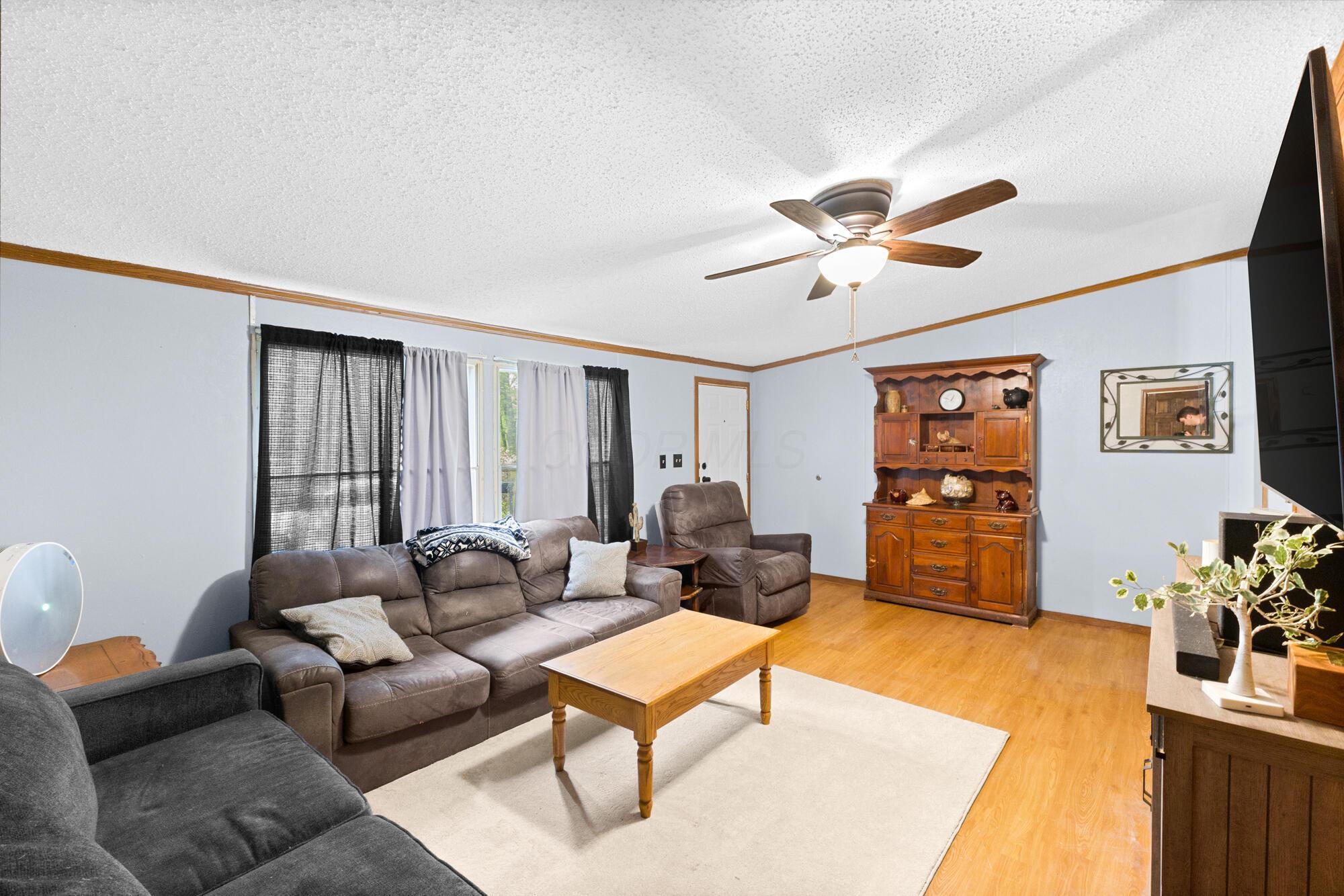 10541 Clearport Road Southwest Amanda, OH 43102 - Photo 8 of 39 Family Room 3