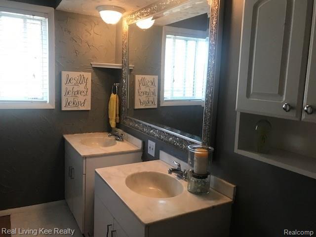 2962 Hartline Drive Rochester, MI 48309 - Photo 14 of 24 IMG_3813.jpg