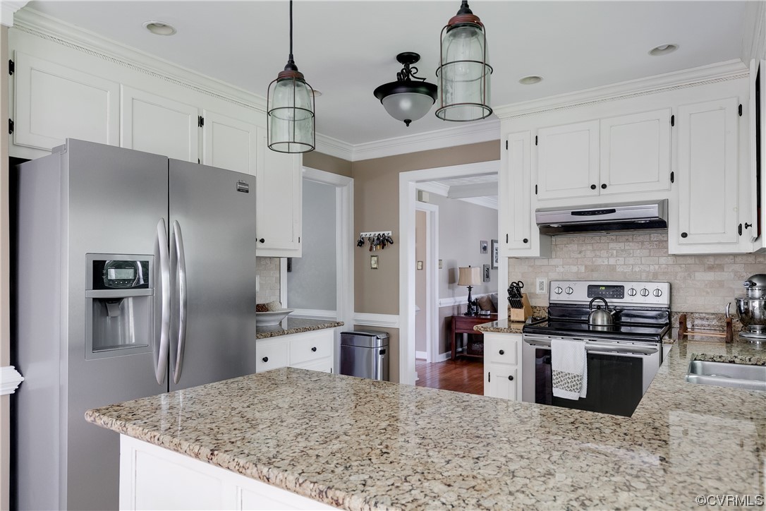 5709 Grove Forest Road Midlothian, VA 23112 - Photo 17 of 39 a kitchen with stainless steel appliances granite countertop a sink a stove a refrigerator and cabinets