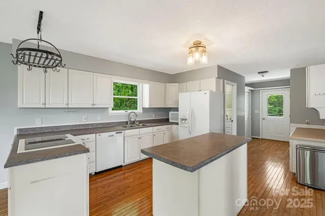 $450,000 | 95 Friendship Road, Burnsville, NC 28714