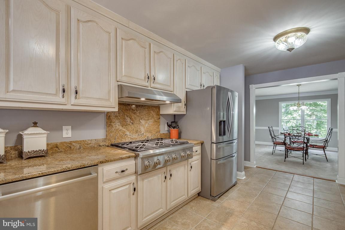 15 Beaver Ridge Road Stafford, VA 22556 - Photo 5 of 30 Plenty of room to cook and entertain