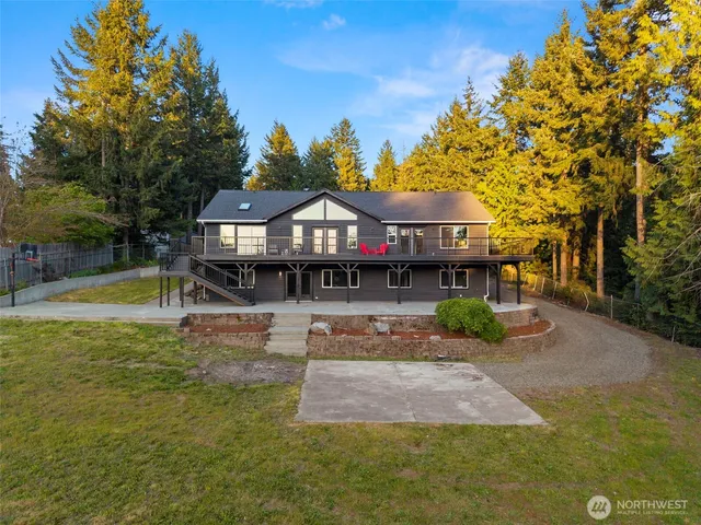 a view of a house with backyard and sitting area