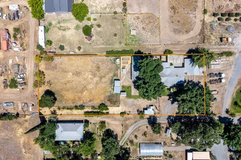 $779,000 | 300 Bradford Lane, Hopland, CA 95449