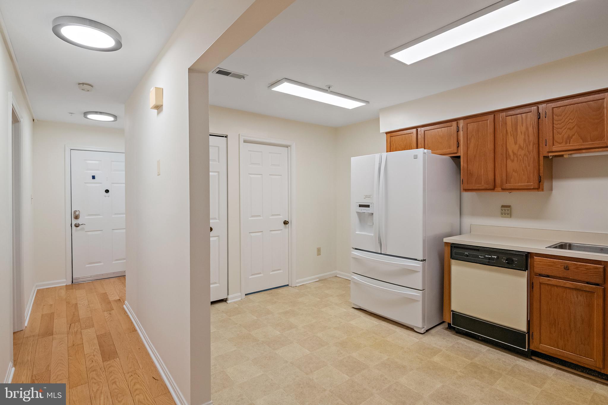 2900 Shipmaster Way, Unit 120 Annapolis, MD 21401 - Photo 19 of 45 Hall to kitchen