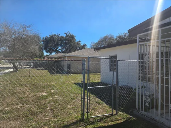 a view of a backyard