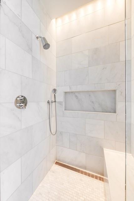 1747 Leonard Street, Unit 903 Dallas, TX 75201 - Photo 13 of 27 Primary Bathroom