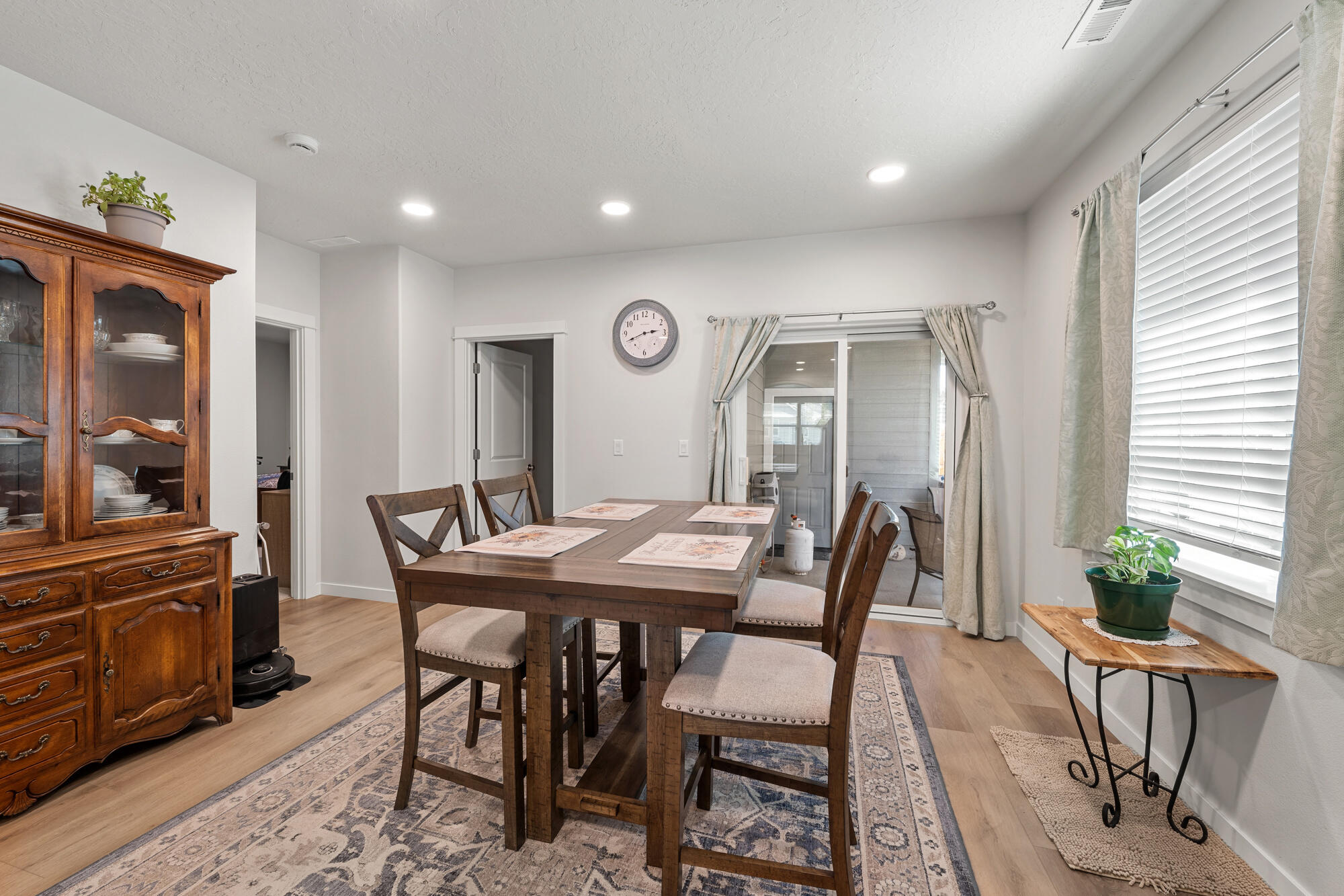 3734 Southwest Lava Place Redmond, OR 97756 - Photo 7 of 25 3734 sw lava pl, redmond, or 97756 - 09