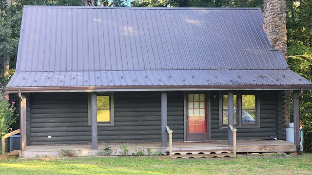 a view of a small house with yard