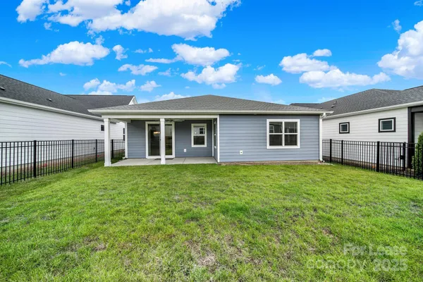 a view of a house with backyard