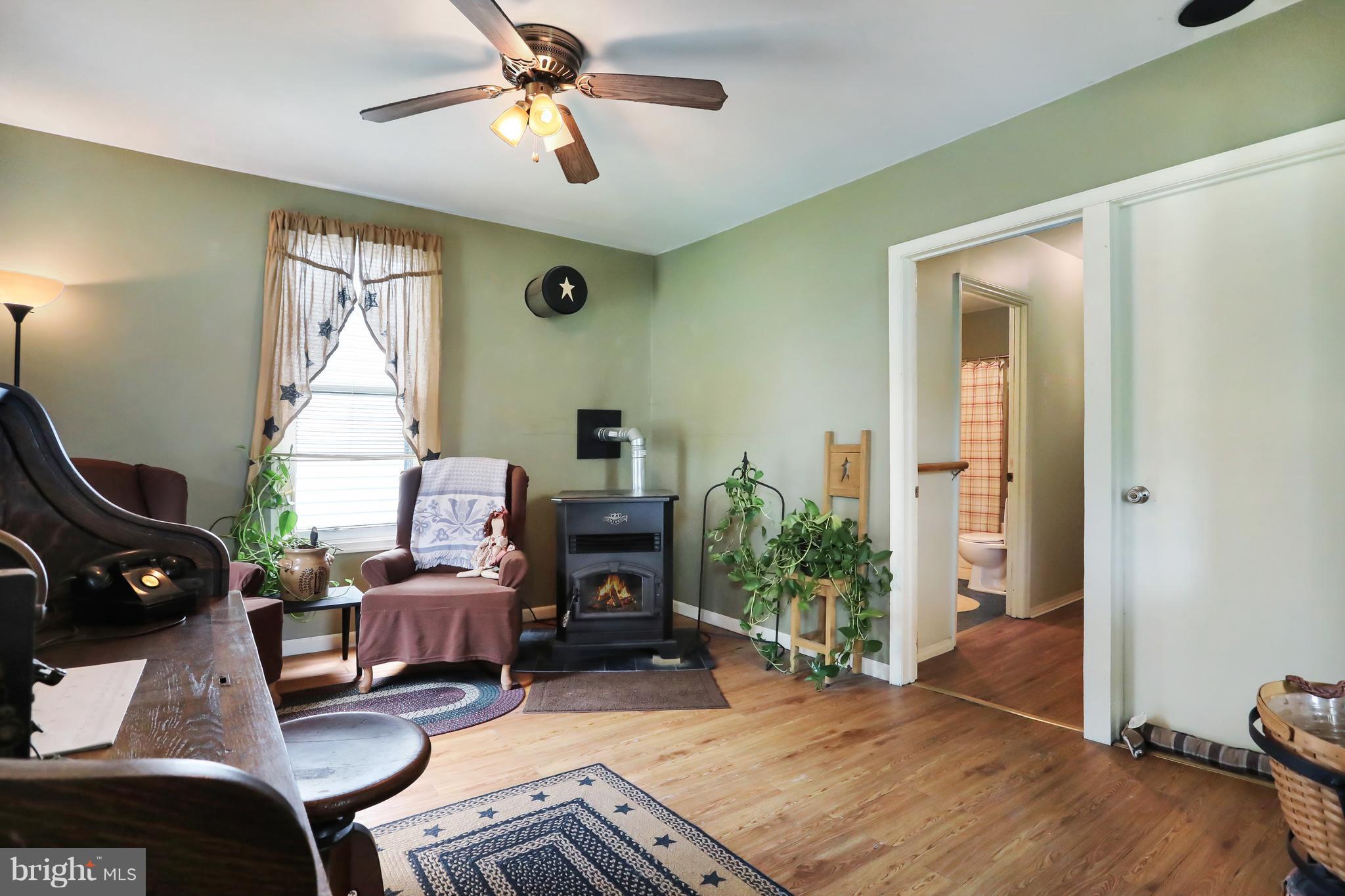 15621 Clear Spring Road Williamsport, MD 21795 - Photo 5 of 30 Living Room