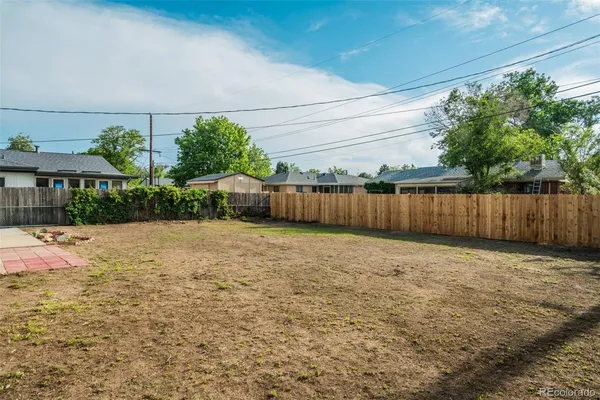 a view of a backyard