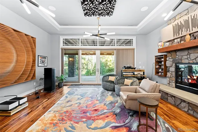 a view of entrance with garden