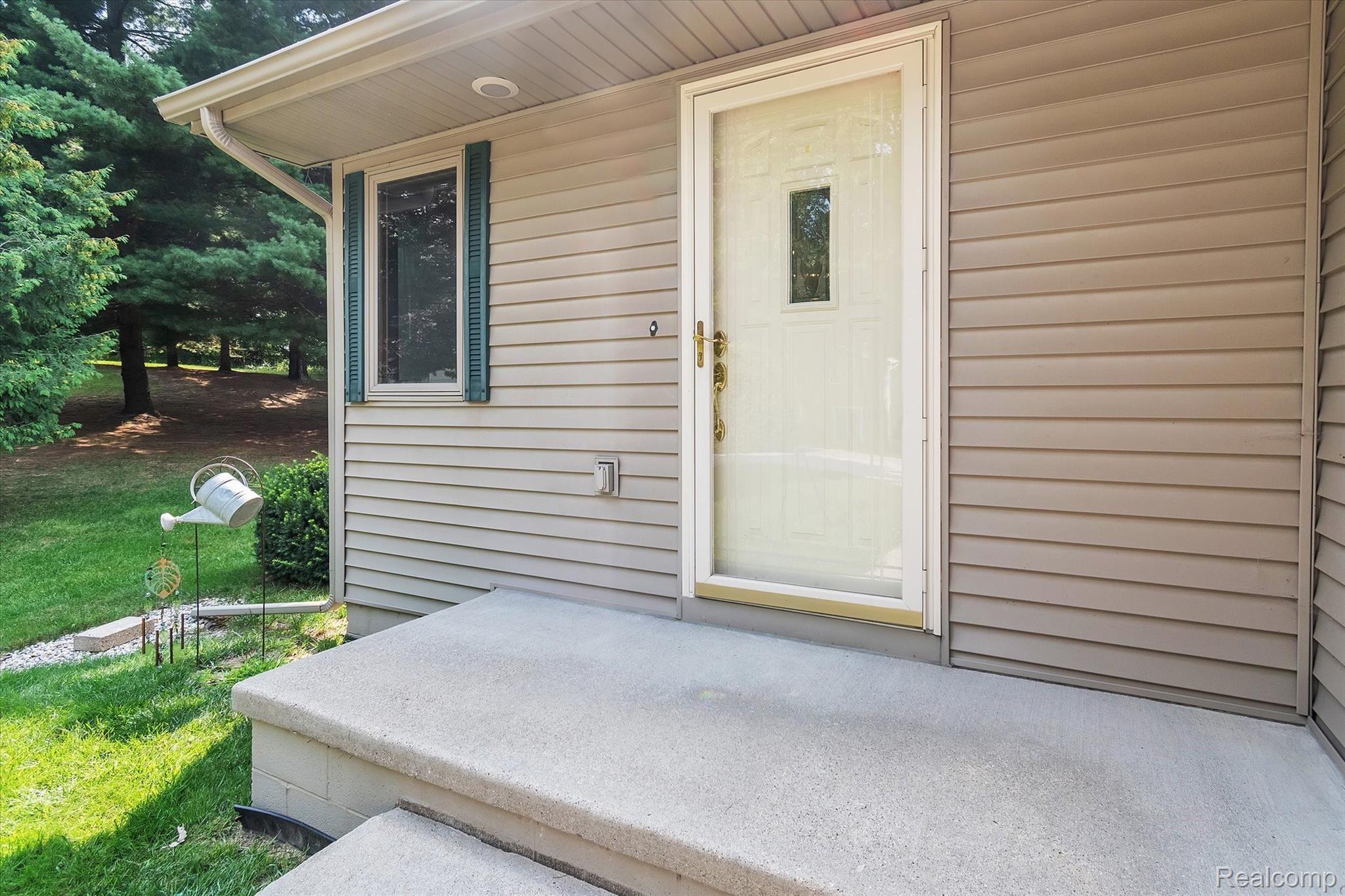 6451 Bullard Road Fenton, MI 48430 - Photo 3 of 29 Welcoming front porch, partially covered