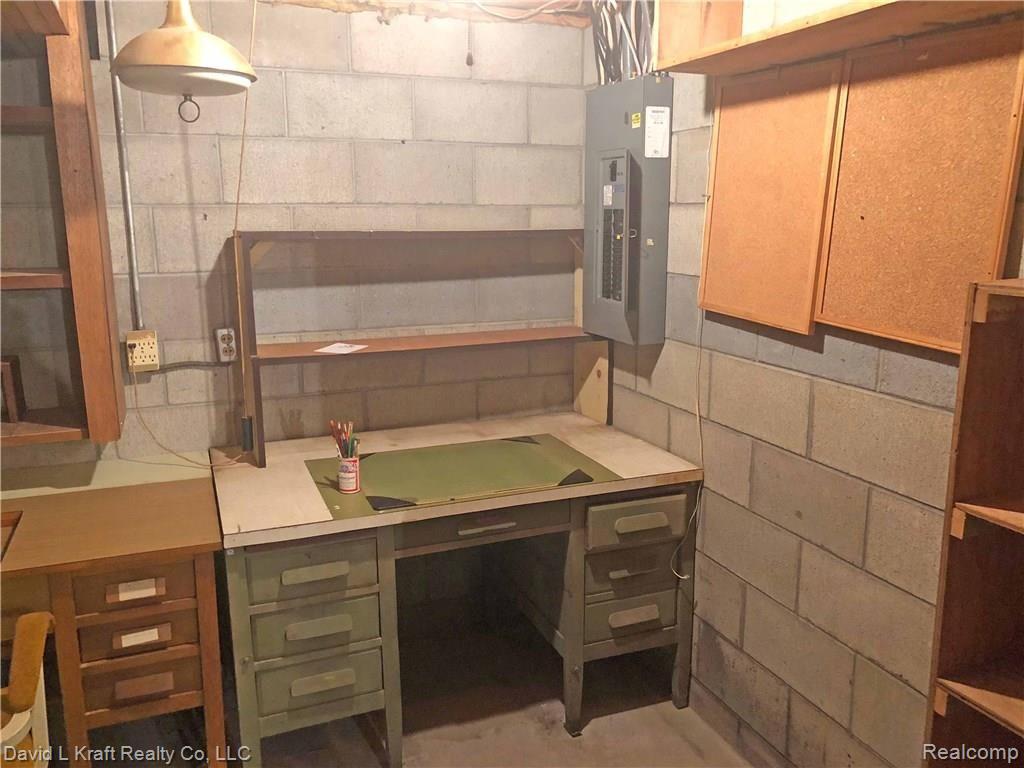7889 Pigeon Road Pigeon, MI 48755 - Photo 24 of 28 7889PigeonRdDeskarea.jpg
