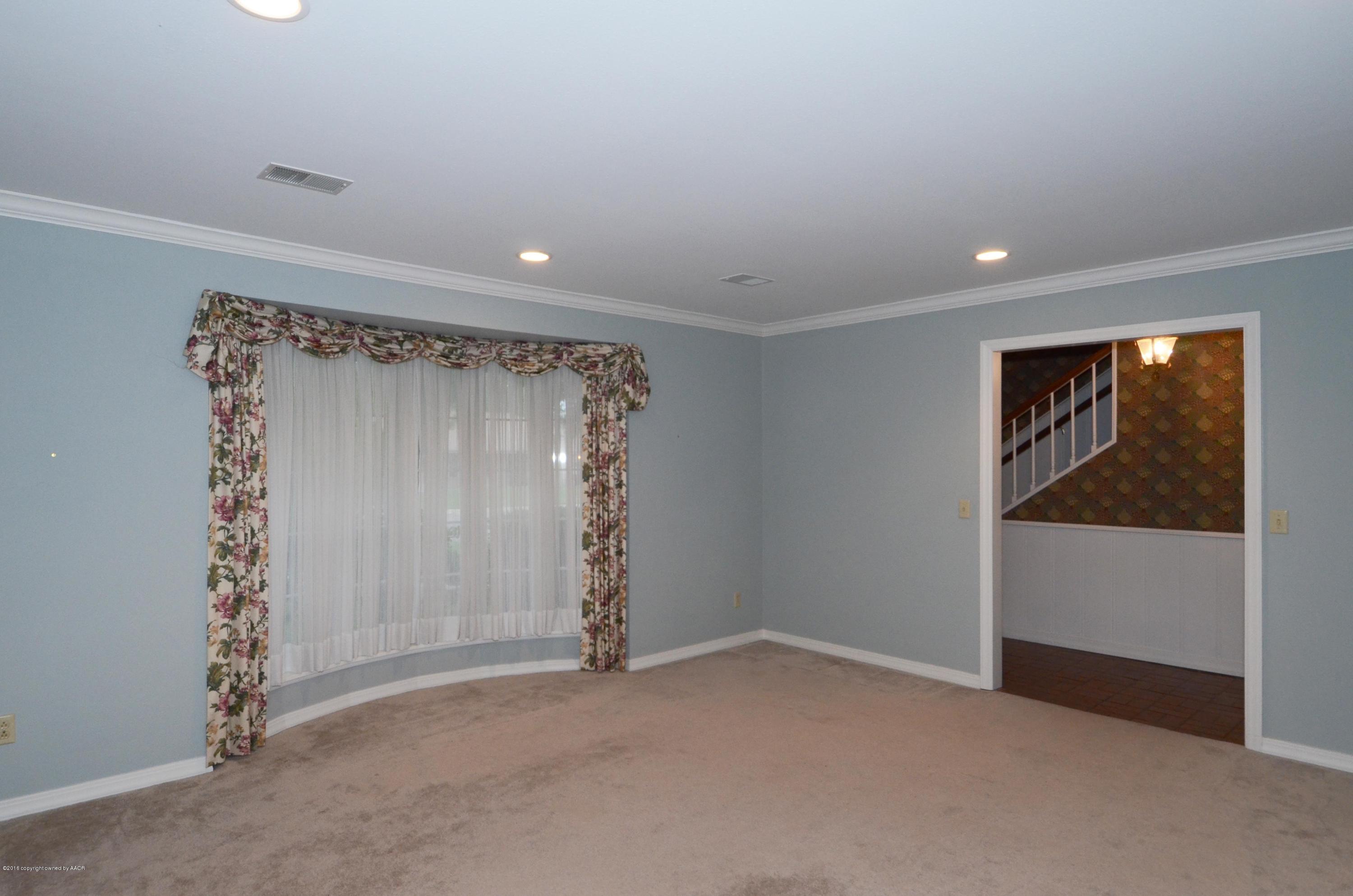 6705 Dreyfuss Road Amarillo, TX 79106 - Photo 5 of 31 05 Living Room