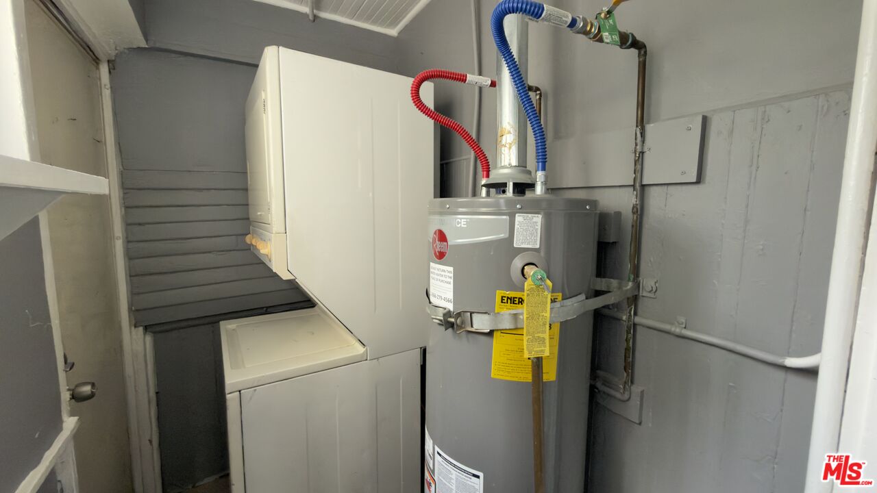 1820 South Highland Avenue, Unit 1820 Los Angeles, CA 90019 - Photo 11 of 11 a utility room with dryer and washer