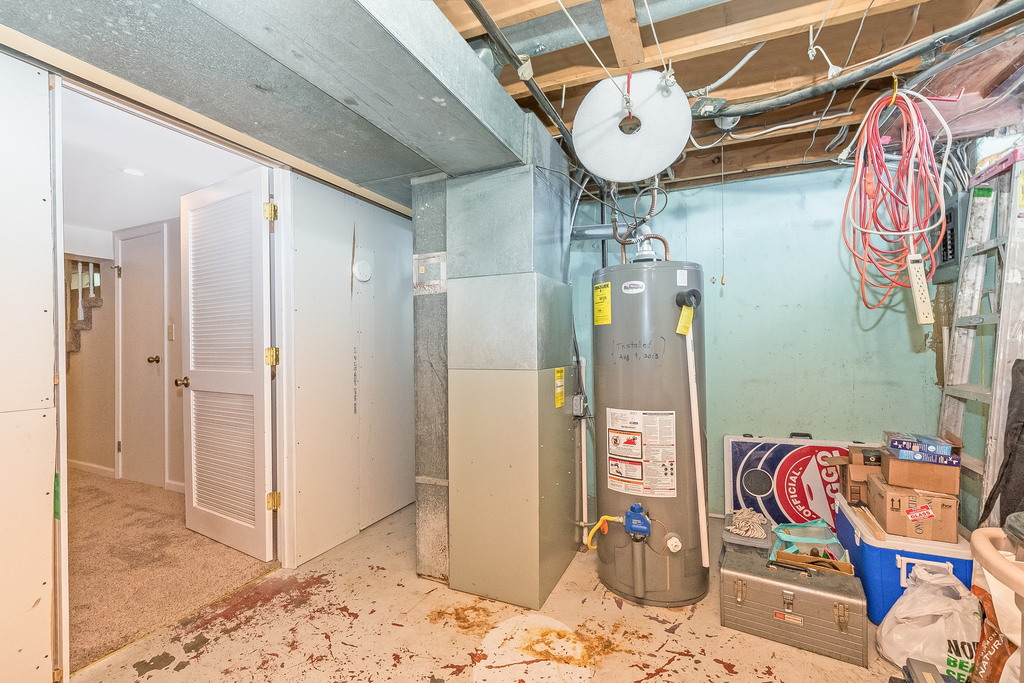 424 Devonshire Court Bolingbrook, IL 60440 - Photo 15 of 16 a bathroom with a mirror and shower