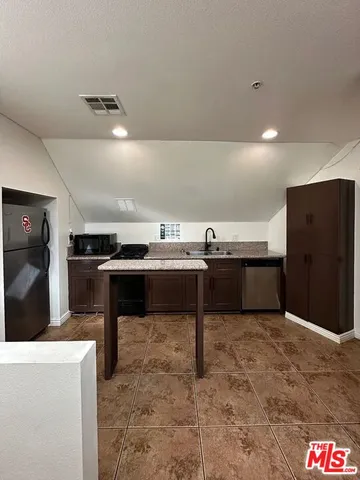 $9,900 | 2667 Menlo Avenue, Unit 26732, Los Angeles, CA 90007