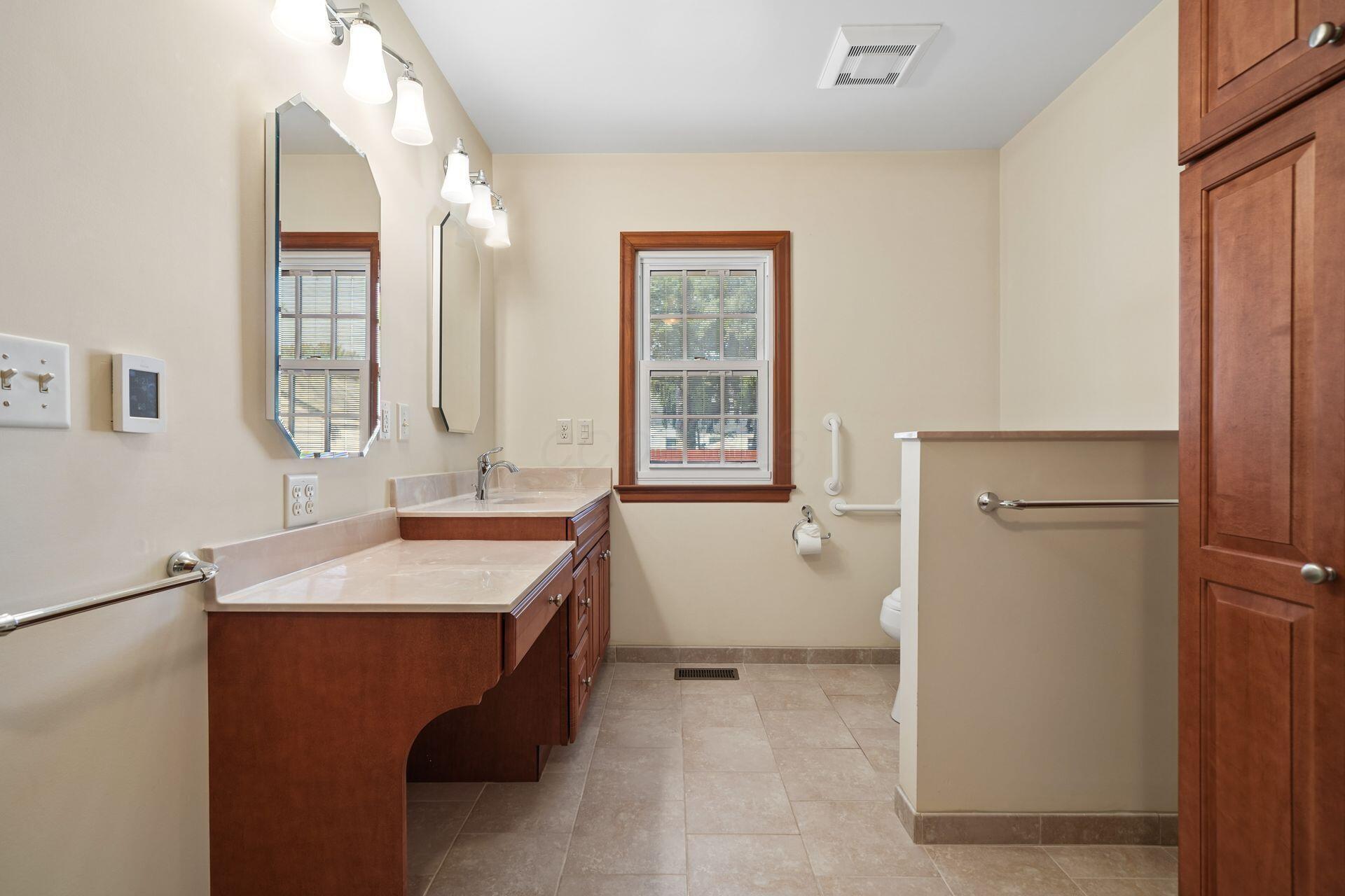558 Acton Road Columbus, OH 43214 - Photo 25 of 59 PRIMARY EN-SUITE