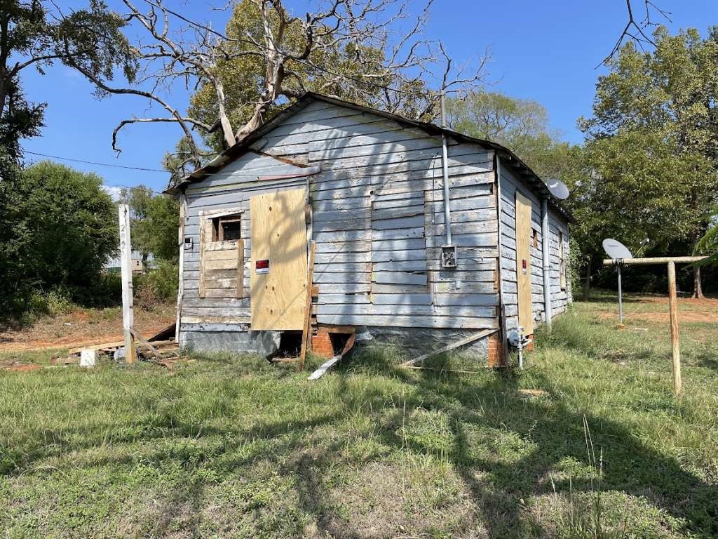 202 McNeil Street Palestine, TX 75801 - Photo 2 of 3 a view of backyard with small cabin