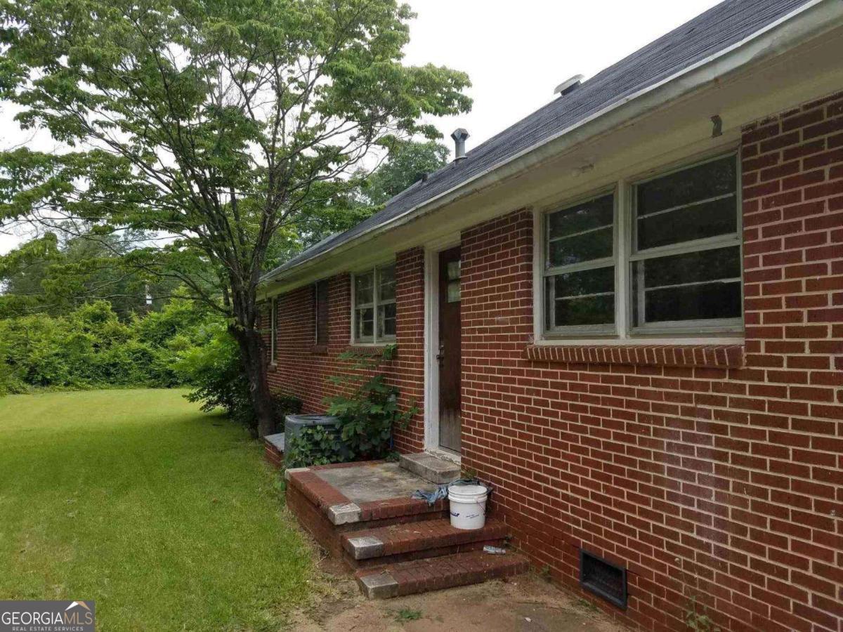 329 McDonough Road Jackson, GA 30233 - Photo 2 of 11 a backyard of a house with seating space