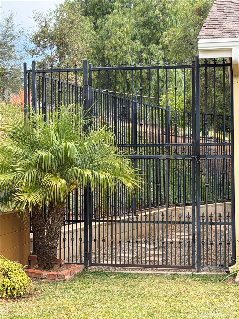 3839 Forbell Place Fallbrook, CA 92028 - Photo 18 of 98 Custom fully enclosed coyote-proof fencing