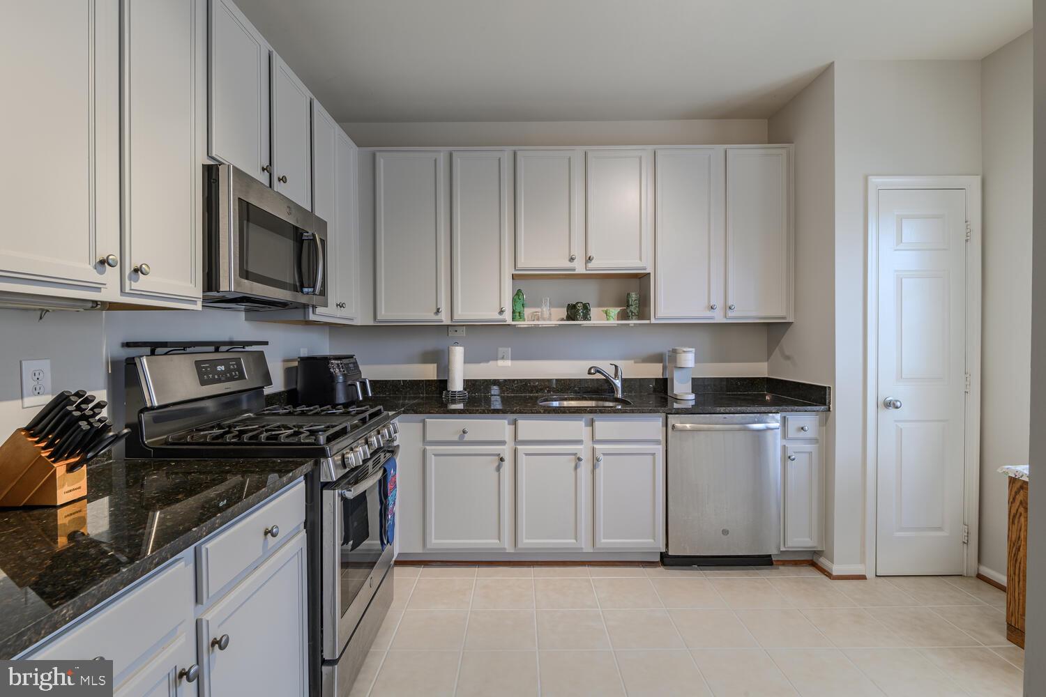 1515 North Point Drive, Unit 20201 Reston, VA 20194 - Photo 11 of 32 Kitchen