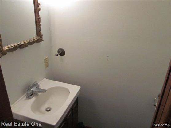 789 Canterbury Road Grosse Pointe, MI 48236 - Photo 7 of 18 Bath4