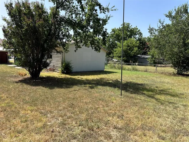 a view of a yard with basketball court