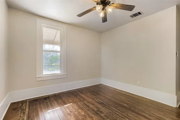 $299,999 | 208 North Ave B, Elgin, TX 78621