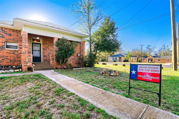 $299,999 | 208 North Ave B, Elgin, TX 78621