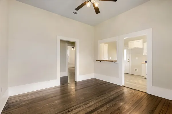 $299,999 | 208 North Ave B, Elgin, TX 78621