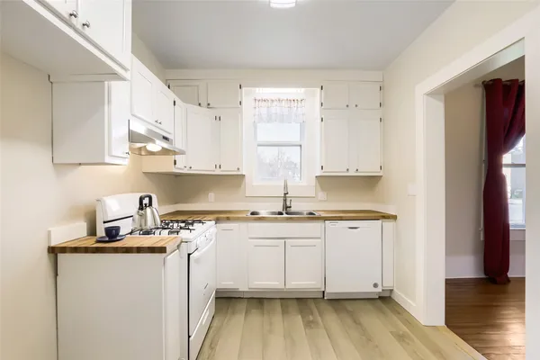 $299,999 | 208 North Ave B, Elgin, TX 78621