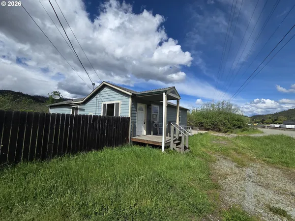 $170,450 | 340 6th Avenue, Riddle, OR 97469