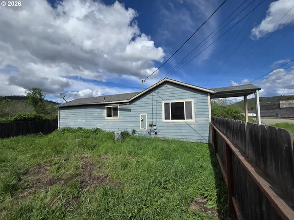 $170,450 | 340 6th Avenue, Riddle, OR 97469